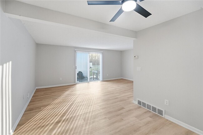 Building Photo - 17 Willowick Dr