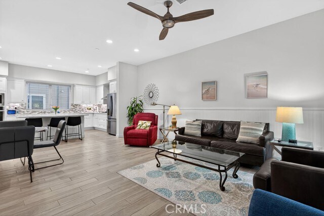 Building Photo - 985 Doheny Way