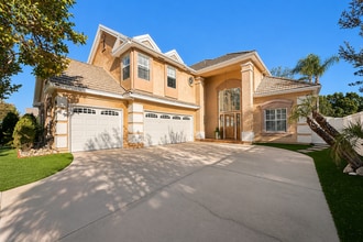 Building Photo - Furnished 4BR + Office | Putting Green Yard