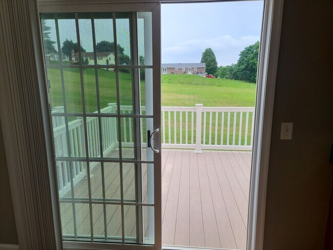 Building Photo - 3 Bed 2.5 Bath Townhome Ready for You in W...
