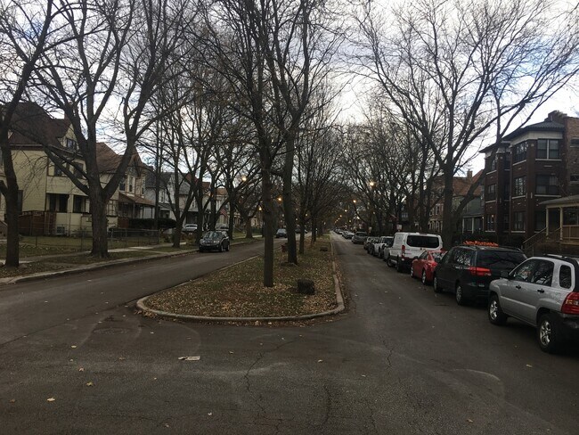 Building Photo - 5933 W Midway Park