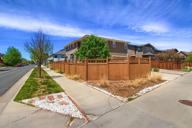 Building Photo - 3 Bed 2.5 Bath End Unit Home with FENCED Y...