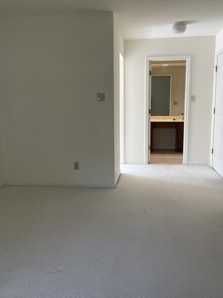 Building Photo - 4235 W Pine Blvd