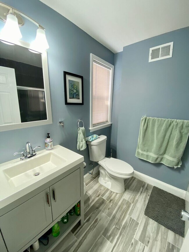 Building Photo - Beautiful 2-Bedroom Townhouse in Point Bre...