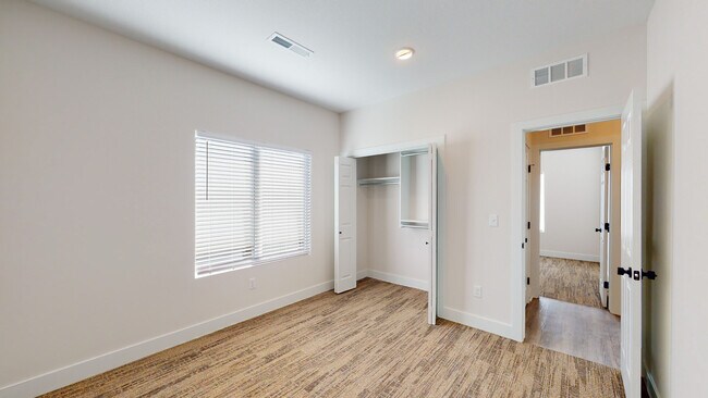 Building Photo - 15606 E 21st Ct N