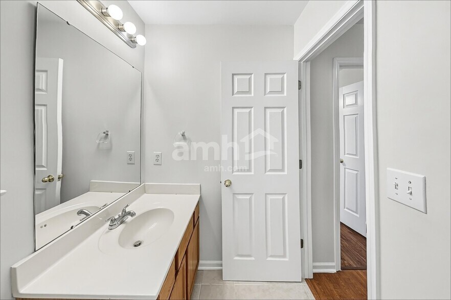 Building Photo - 1004 Bikar Ct