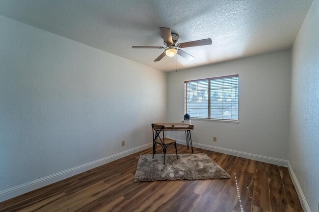 Building Photo - 3 bedroom minutes from shopping & freeway access!