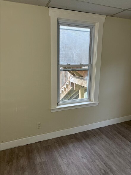 Building Photo - 6 Holstrom Ct