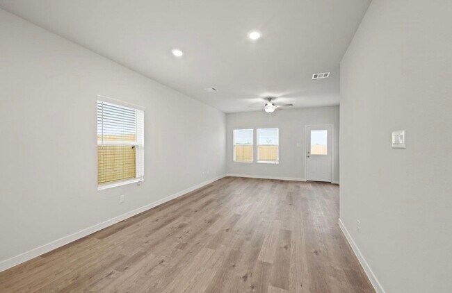 Building Photo - 4015 Crowning Ct