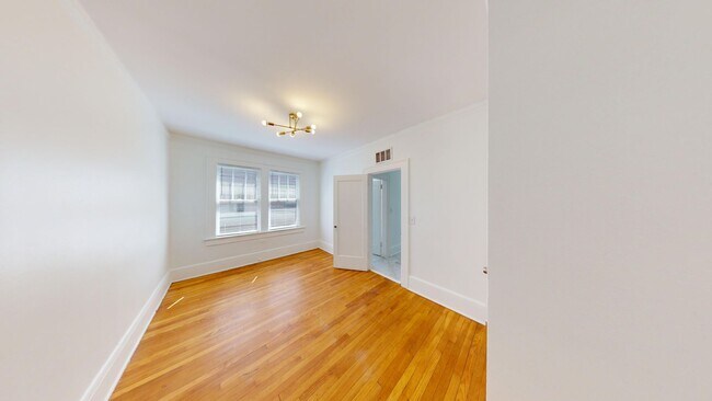 Building Photo - 2335 Riverside Ave! - 2ND FLOOR UNIT