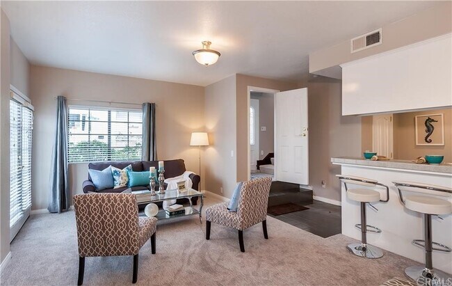 Building Photo - 328 Rosecrans Ave