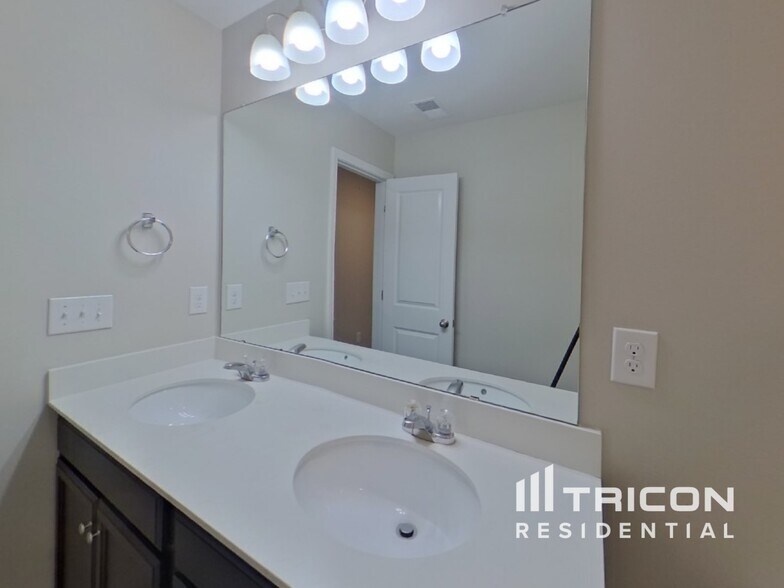 Building Photo - 260 Millen Dr