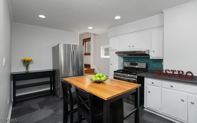 Building Photo - 170 Carteret St