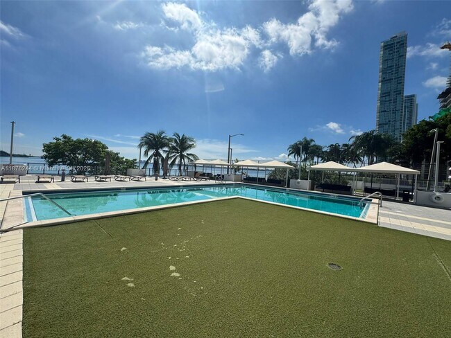 Building Photo - 600 NE 36th St