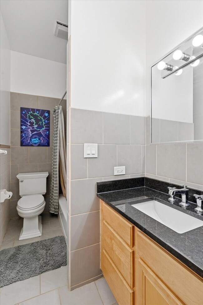 Building Photo - 5739 N Winthrop Ave