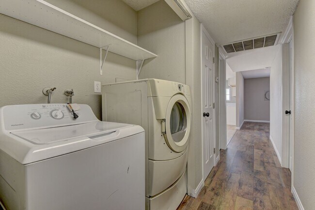 Building Photo - Remodeled and move-in ready located in Southeast Las Vegas.