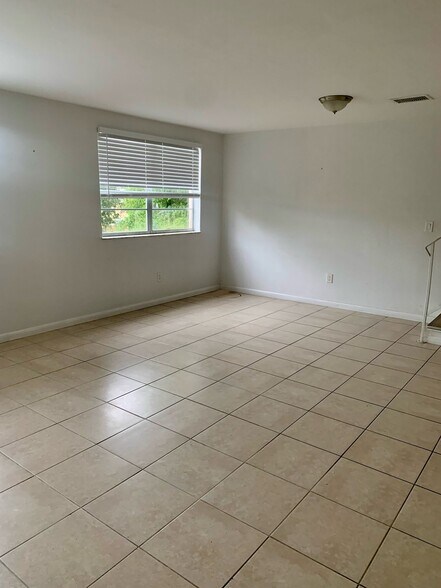 Building Photo - 1255 W 53rd St