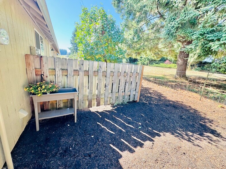 Back Yard Potting Bench - 16670 S Carus Rd