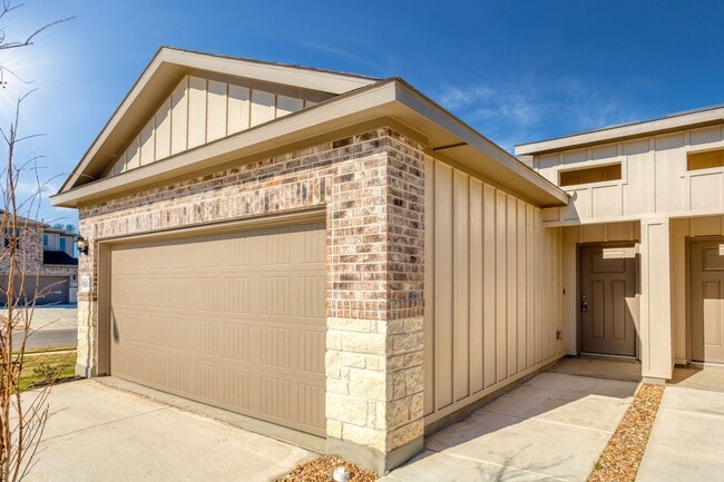 Building Photo - Luxury Duplex Near Randolph and Ft. Sam