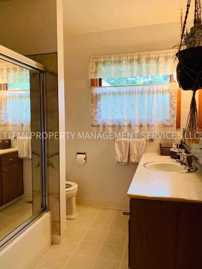 Building Photo - 13924 E Burnside St