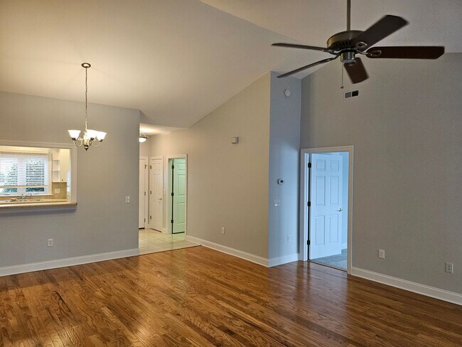 Building Photo - Southport - 3bedroom, 2 bath Townhouse