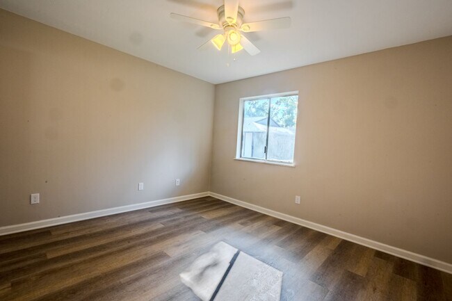 Building Photo - Renovated 2 bed/ 1 bath!