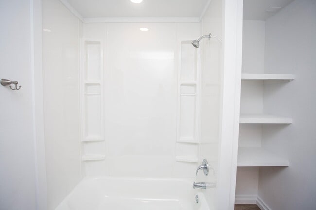 Building Photo - 6004 Vernon Ave