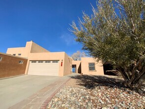 Building Photo - 3 Bedroom Townhome Available Near Tramway ...