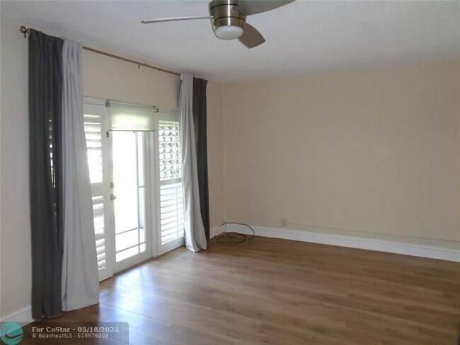 Building Photo - 4200 Crystal Lake Dr