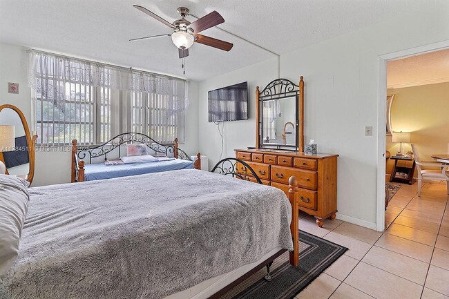 Building Photo - 3181 S Ocean Dr