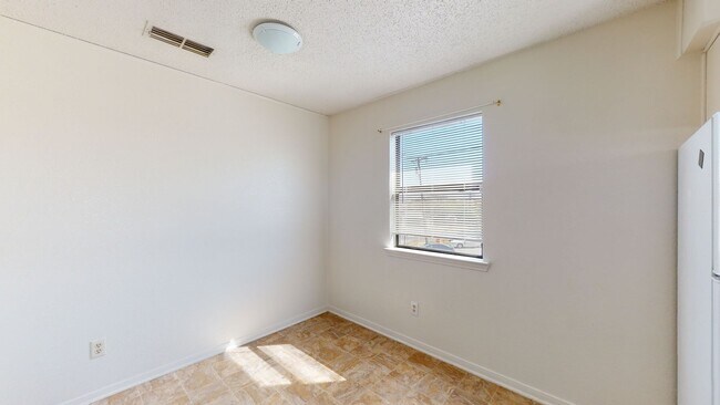 Building Photo - FREE JANUARY RENT!!!!!!!! ONLY $750!!!!!!!