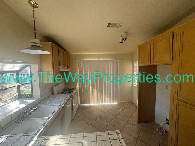 Building Photo - 10660 Cottonwood Ave
