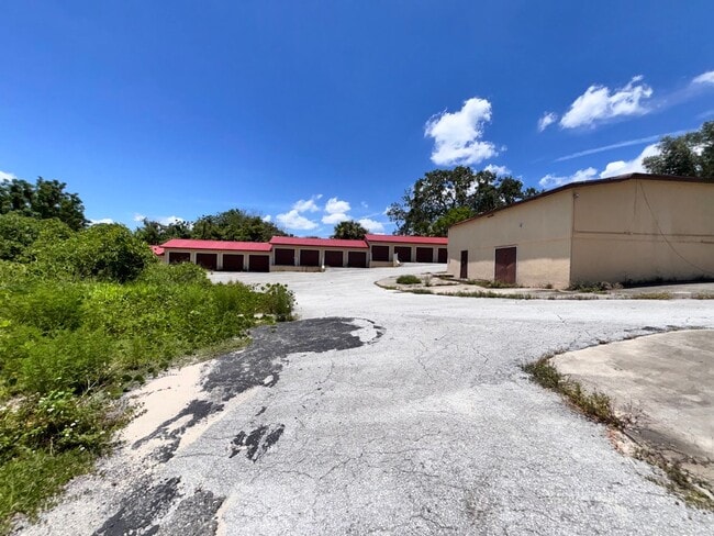 Building Photo - 1/1 Upper Duplex Available