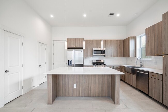 Building Photo - 594 Janisch Rd