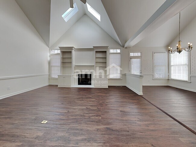 Building Photo - 300 Lucas Park Dr