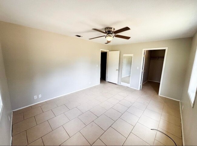 Building Photo - 205 Cambridge Ln