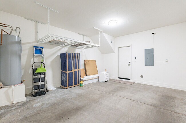 Building Photo - Great 3 Bedroom Townhome - NEW Carpet!