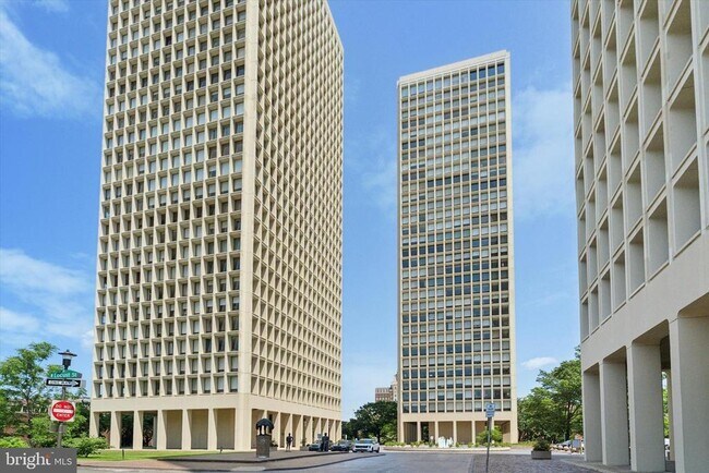 Building Photo - 210 Locust St
