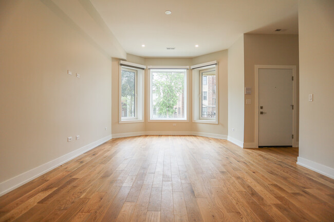 Building Photo - 2230 W Wilson Ave