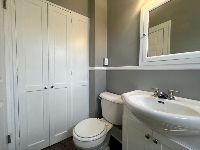 Building Photo - Breathtaking 3 bedroom 1 bath house in Minneapolis!!