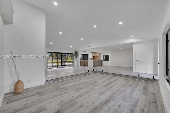 Building Photo - 3352 Lakeview Dr