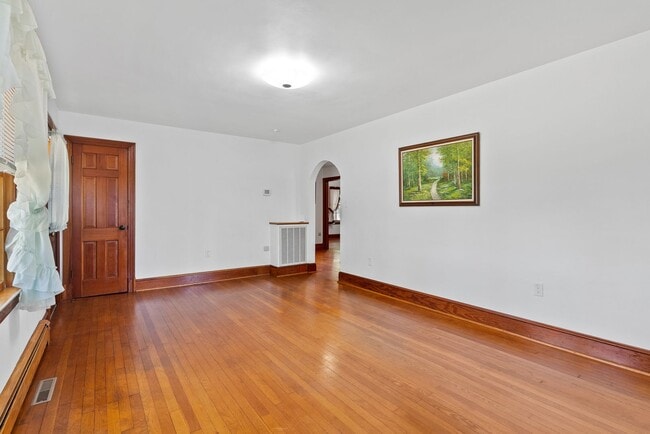 Building Photo - Brick 2-Bedroom Home Close to Farmville an...