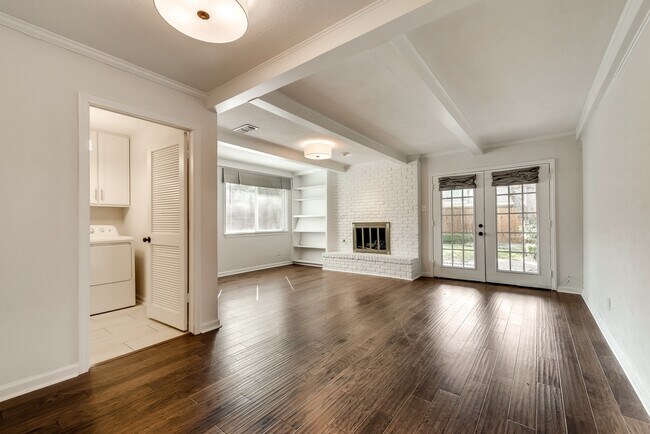 Building Photo - Overton Park Duplex!