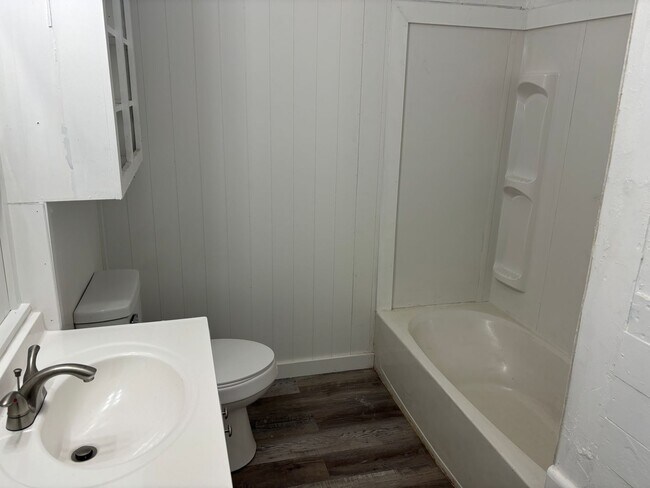 Building Photo - Spacious 4/1 Home on Quiet Block of Mulber...