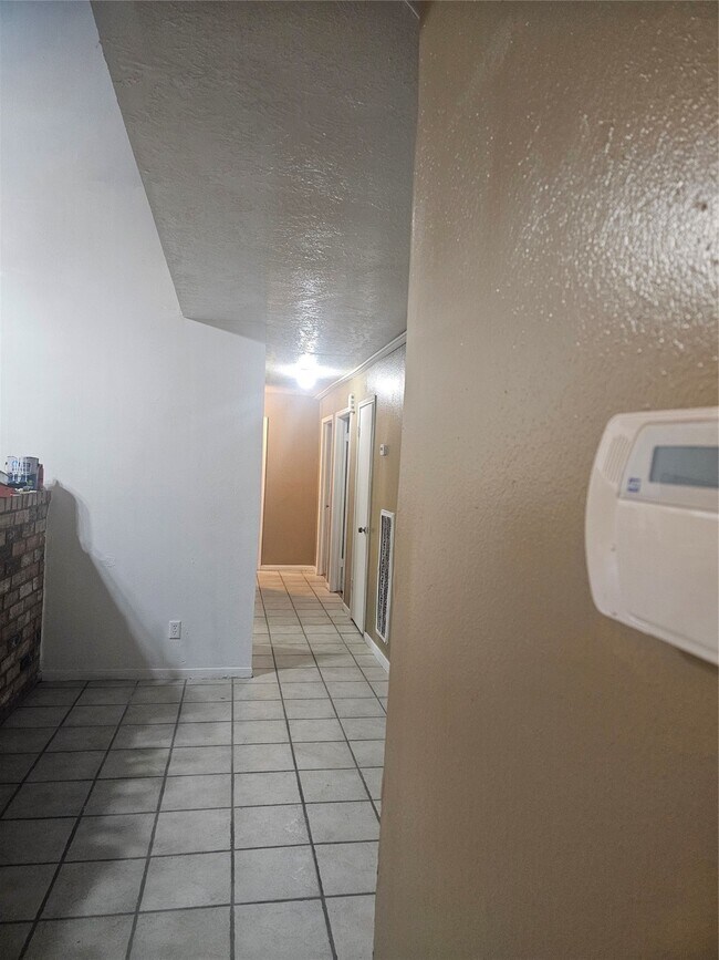 Building Photo - 4011 Alshire Dr