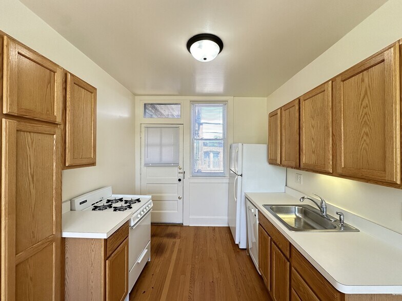 Building Photo - 2856 W Cullom Ave