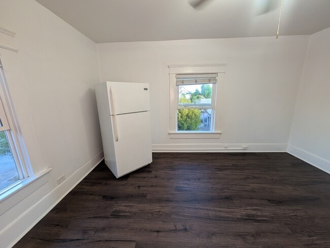 Building Photo - 208 D Ave