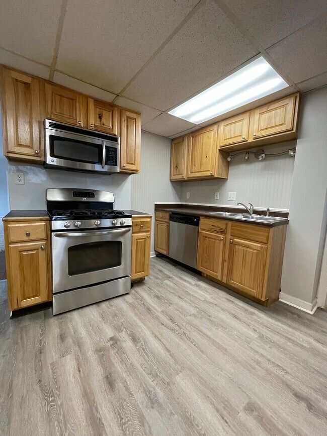 Building Photo - 3 Bedroom rancher in desirable West Side C...