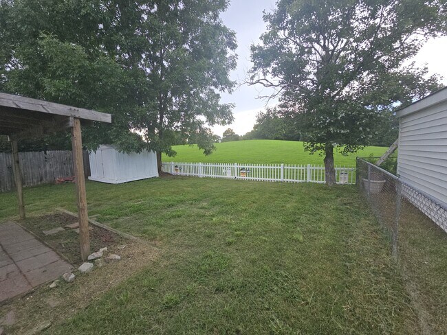 Building Photo - 4016 Rainbow Dr
