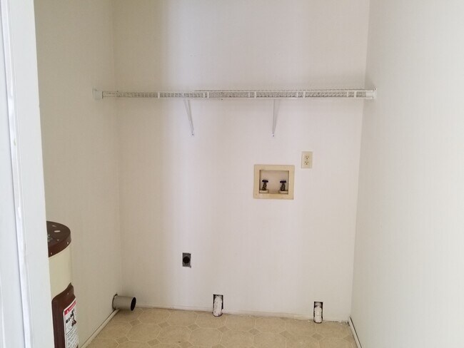 Building Photo - 2 Bedroom, 1 bath apartment